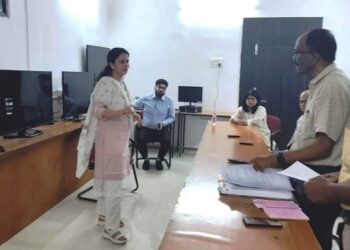कलेक्टर ने किया एमसीएमसी कक्ष का निरीक्षण