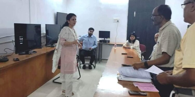 कलेक्टर ने किया एमसीएमसी कक्ष का निरीक्षण