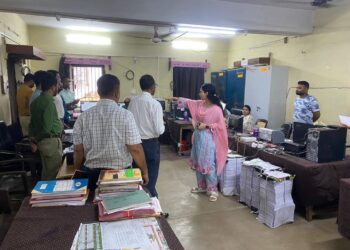 कलेक्टर एवं जिला निर्वाचन अधिकारी ने जिला निर्वाचन कार्यालय का निरीक्षण किया