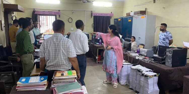 कलेक्टर एवं जिला निर्वाचन अधिकारी ने जिला निर्वाचन कार्यालय का निरीक्षण किया