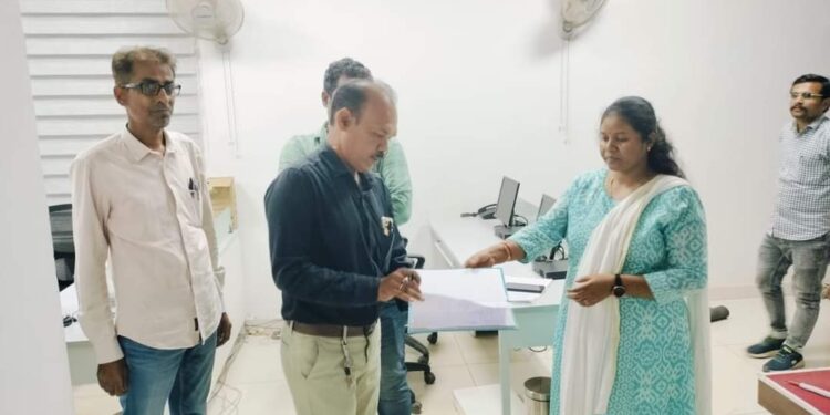 अपर कलेक्टर एवं उपजिला निर्वाचन अधिकारी ने जिला स्तरीय कंट्रोल रूम का किया औचक निरीक्षण