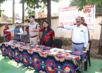 कलेक्टर एवं जिला निर्वाचन अधिकारी सुश्री ऋजु बाफ़ना ने ग्रामवासियों को मतदान की शपथ दिलायी।