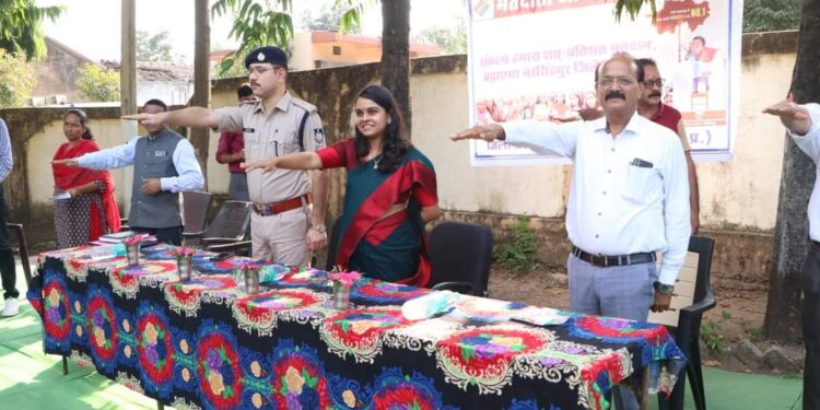 कलेक्टर एवं जिला निर्वाचन अधिकारी सुश्री ऋजु बाफ़ना ने ग्रामवासियों को मतदान की शपथ दिलायी।