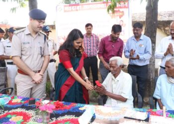 सुश्री ऋजु बाफ़ना और पुलिस अधीक्षक अमित कुमार ने मतदाता जागरूकता अभियान के अंतर्गत गाँव के वरिष्ठ मतदाताओं का सम्मान किया।