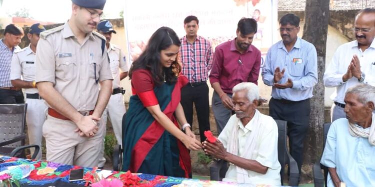 सुश्री ऋजु बाफ़ना और पुलिस अधीक्षक अमित कुमार ने मतदाता जागरूकता अभियान के अंतर्गत गाँव के वरिष्ठ मतदाताओं का सम्मान किया।