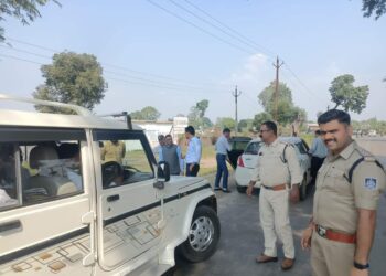 खैरी चेक प्वाइंट नरसिंहपुर में संयुक्त टीम द्वारा सतत रूप से वाहनों की चेकिंग कर नियम विरुद्ध नंबर प्लेट,नेम प्लेट आदि हटवाकर चालानी कार्रवाई की जा रही है।