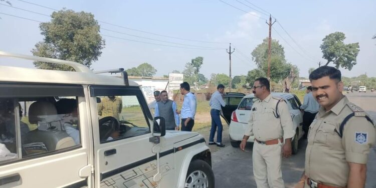 खैरी चेक प्वाइंट नरसिंहपुर में संयुक्त टीम द्वारा सतत रूप से वाहनों की चेकिंग कर नियम विरुद्ध नंबर प्लेट,नेम प्लेट आदि हटवाकर चालानी कार्रवाई की जा रही है।