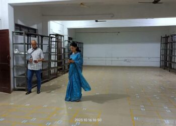 कलेक्टर एवं जिला निर्वाचन अधिकारी डॉ. सलोनी सिडाना नेकिया स्ट्रांग रूम का निरीक्षण