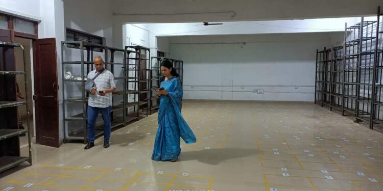 कलेक्टर एवं जिला निर्वाचन अधिकारी डॉ. सलोनी सिडाना नेकिया स्ट्रांग रूम का निरीक्षण