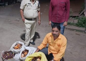 आबकारी विभाग ने 465 पाव शराब के साथ आरोपी गिरफ्तार किया