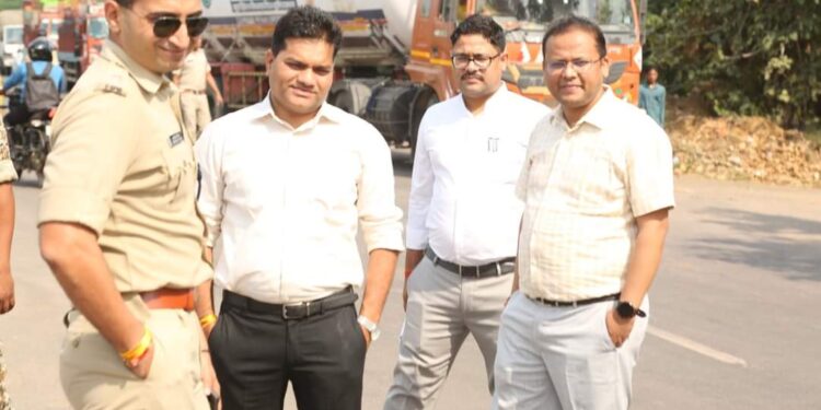 कलेक्टर, पुलिस अधीक्षक ने अंतर जिला बॉर्डर एवं मतदान केन्द्रों का किया निरीक्षण