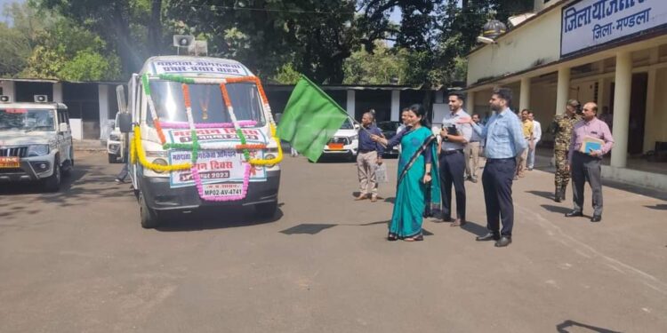 मतदाताओं को प्रेरित करने जागरूकता वाहन रवाना कलेक्टर डॉ. सलोनी सिडाना ने दिखाई हरी झंडी