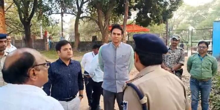 कलेक्टर श्री प्रसाद और पुलिस अधीक्षक श्री रंजन ने विभिन्न मतदान केंद्रों का किया निरीक्षण मतदान केन्द्रों में मूलभूत सुविधाआ पूर्ण कराने के निर्देश