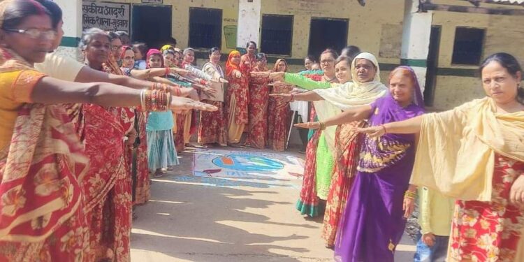 आंगनबाडी केन्द्रों में महिलायें कर रहीं मतदाताओं को मतदान के लिए जागरूक