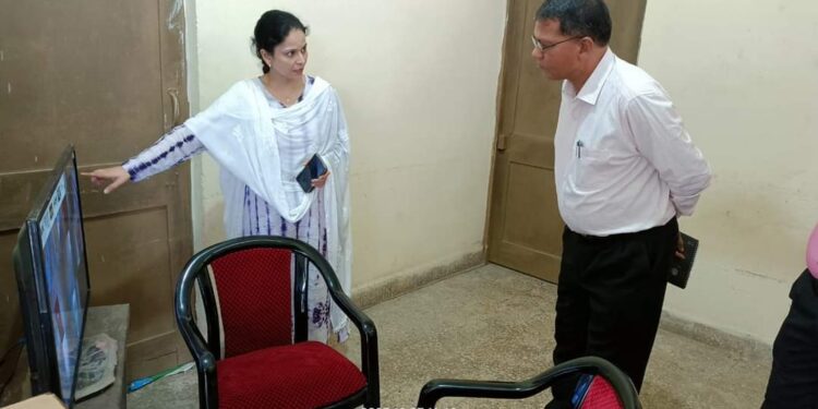 कलेक्टर डॉ. सलोनी सिडाना ने किया स्ट्रांग रूम, मतगणना एवं सामग्री वितरण स्थल का निरीक्षण