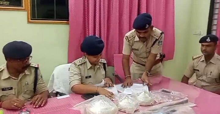 एसडीओपी बण्डा ने हीरापुर के मंदिर में हुई चोरी की घटना का खुलासा किया