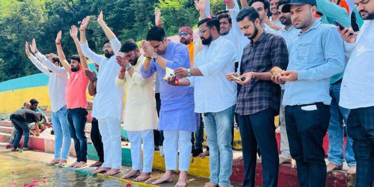 स्वच्छता ही सेवा अभियान अंतर्गत जनप्रतिनिधियों अधिकारियों एवं नागरिकों ने किया कचरा मुक्त शहर हेतु श्रमदान