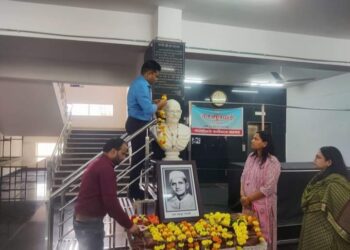 गांधी जयंती के अवसर पर कलेक्टर कार्यालय में मनाई गई गांधी जयंती  पुष्पांजलि अर्पित कर किया गया नमन