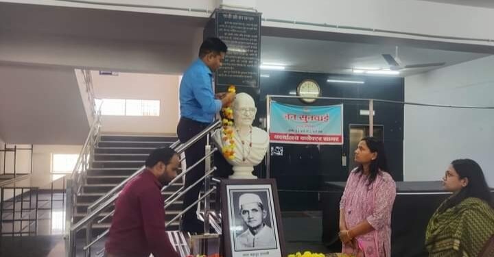 गांधी जयंती के अवसर पर कलेक्टर कार्यालय में मनाई गई गांधी जयंती  पुष्पांजलि अर्पित कर किया गया नमन