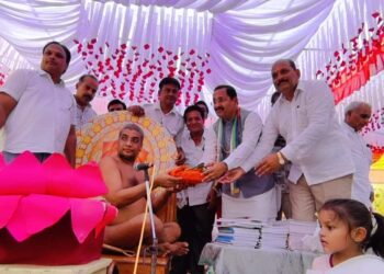 आज शाहगढ़ नगर में भैया सुधीर यादव जी ने जैन मुनि श्री श्री 108 विरंजन सागर जी महाराज का आशीर्वाद लिया।