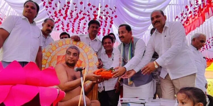 आज शाहगढ़ नगर में भैया सुधीर यादव जी ने जैन मुनि श्री श्री 108 विरंजन सागर जी महाराज का आशीर्वाद लिया।