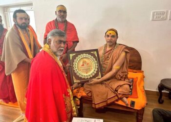 ज्योतिषपीठाधीश्वर एवं द्वारका शारदा पीठाधीश्वर से प्रहलाद पटेल ने लिया आशीर्वाद*
