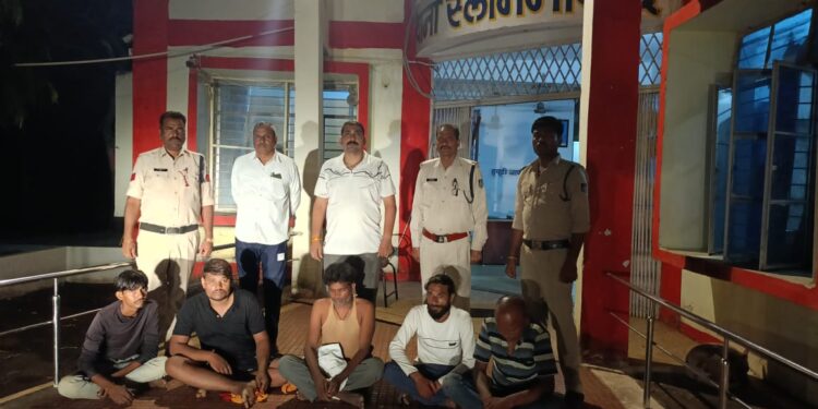 जुआडियो के खिलाफ प्रहार पैसे-रूपयो का दाव लगाकर जुआ खेलने वाले आरोपी गिरफ्त मे नगद 4 हजार 640 रूपये एवं 52 तास के पत्‍ते