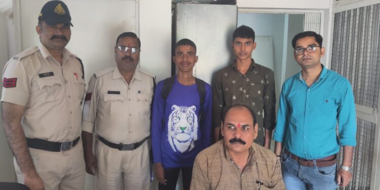 कटनी पुलिस का मानवीय चेहरा -झिंझरी नाके में घूम रहे पश्चिम बंगाल के एक मानसिक विक्षिप्त बच्चे को चौकी झिंझरी पुलिस ने उसके परिवार से मिलाया