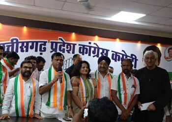 *राजनांदगांव जिला अध्यक्ष विष्णु लोधी ने की अपने समर्थकों के साथ कांग्रेस में की घर वापसी*  *डोंगरगांव से विष्णु लोधी कांग्रेस में शामिल*  *मोहला मानपुर से संजीत ठाकुर और खुज्जी से सरदार जरनैल सिंह भाटिया भी हुए कांग्रेस में शामिल।*  *राजीव भवन में मुख्यमंत्री भुपेश बघेल,उप मुख्यमंत्री टी एस सिंह देव , छत्तीसगढ़ प्रभारी शैलजा एवं प्रदेश अध्यक्ष की उपस्थिति में इन सभी नेताओं का घर वापसी हुई*  *बड़ी संख्‍या में समर्थकों के साथ राजीव भवन पर पहुंचे थे विष्णु लोधी ।*  *लोधी समाज के प्रदेश अध्यक्ष हैं विष्णु लोधी।*