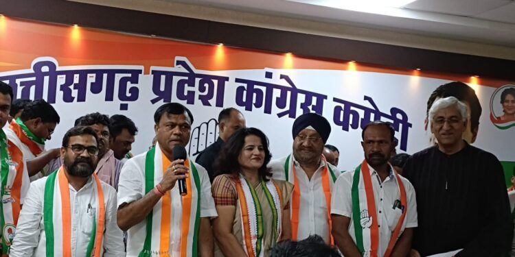 *राजनांदगांव जिला अध्यक्ष विष्णु लोधी ने की अपने समर्थकों के साथ कांग्रेस में की घर वापसी* *डोंगरगांव से विष्णु लोधी कांग्रेस में शामिल* *मोहला मानपुर से संजीत ठाकुर और खुज्जी से सरदार जरनैल सिंह भाटिया भी हुए कांग्रेस में शामिल।* *राजीव भवन में मुख्यमंत्री भुपेश बघेल,उप मुख्यमंत्री टी एस सिंह देव , छत्तीसगढ़ प्रभारी शैलजा एवं प्रदेश अध्यक्ष की उपस्थिति में इन सभी नेताओं का घर वापसी हुई* *बड़ी संख्या में समर्थकों के साथ राजीव भवन पर पहुंचे थे विष्णु लोधी ।* *लोधी समाज के प्रदेश अध्यक्ष हैं विष्णु लोधी।*