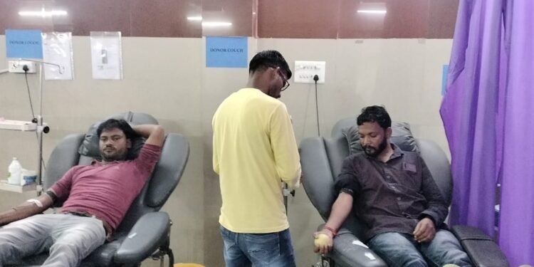 जनपद पंचायत ढीमरखेड़ा सरपंच संघ के अध्यक्ष झिरी सरपंच महेश यादव  ने ब्लड डोनेट किया