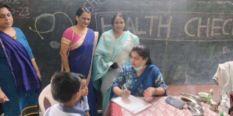 लायंस क्लब इटारसी कपल द्वारा सेवा सप्ताह के पांचवें दिन बच्चों का स्वास्थ परिक्षण किया गया
