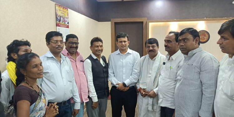 जिला कांग्रेस कमेटी ने पीड़ित आदिवासियो के धरने को दिया समर्थन,कलेक्टर से की मुलाकात,पीड़ित आदिवासी परिवार समाज 9 दिनों से धरने पर बैठा…..!