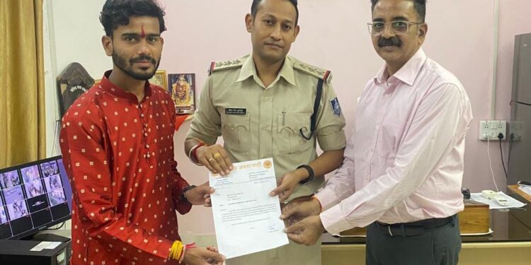 असामाजिक तत्वों पर अंकुश लगाने हेतु विधायक प्रतिनिधि ने थाना प्रभारी गौरव सिंह बुंदेला को पत्र सौंपा