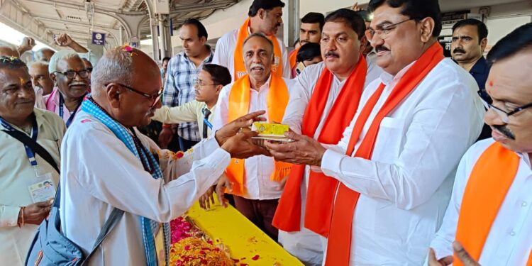 *प्रदेश के हृदय जिले हरदा से सैकड़ो की संख्या में दर्शन के लिए बुजुर्ग तीर्थ दर्शन श्री रामेश्वर धाम की ओर रवाना…….* *मंत्री कमल पटेल ने हरदा रेलवे स्टेशन पहुंच कर किया स्वागत और कहा बाबा से कहना मध्यप्रदेश सहित हरदा में कमल खिले…….*