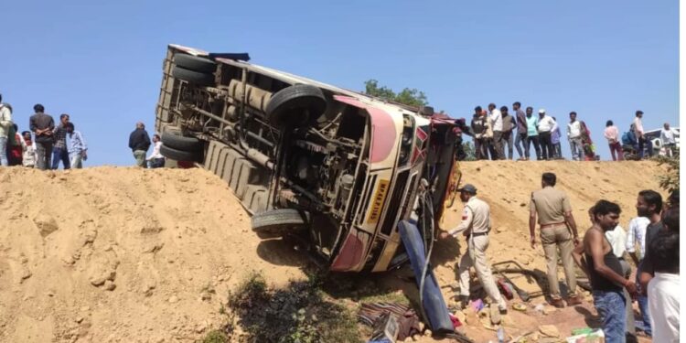 बैतूल से इटारसी आ रही तेज रफ्तार बस पलटी,यात्री हुए घायल