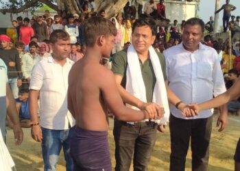 *विराट कुश्ती दंगल का हुआ भव्य आयोजन, पहलवानों ने अजमाए दांव पेच* (दंगल कुश्ती हमारी प्राचीन सभ्यता व संस्कृति की प्रतीक: *डॉ विनोद बिन्द)*