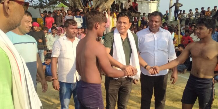 *विराट कुश्ती दंगल का हुआ भव्य आयोजन, पहलवानों ने अजमाए दांव पेच* (दंगल कुश्ती हमारी प्राचीन सभ्यता व संस्कृति की प्रतीक: *डॉ विनोद बिन्द)*