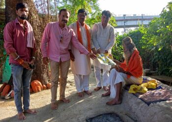 *भाजपा ने आध्यात्मिक चेतना का पत्रक किया महंतों को वितरित*
