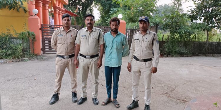 पत्नी के अवैध संबंध के चलते पति ने की प्रेमी की हत्या  पुलिस ने 24 घंटे में किया गिरफ्तार