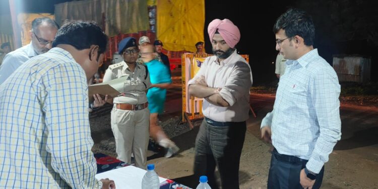 कलेक्टर एसपी ने बनखेड़ी नरसिंहपुर सीमा पर स्थित ग्राम माल्हनवाड़ा चेक पोस्ट किया निरीक्षण,स्थैतिक निगरानी दल और उड़नदस्ता टीम को वाहनों की सघन जांच करने के दिए निर्देश