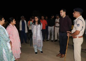 देर रात्रि कलेक्टर सुश्री ऋजु बाफ़ना एवं पुलिस अधीक्षक श्री अमित कुमार ने इंटर डिस्ट्रिक्ट चेक पोस्ट मर्रावन इमलिया रोड,उमरिया चिनकी,मदनपुर रायसेन बॉर्डर का निरीक्षण किया।