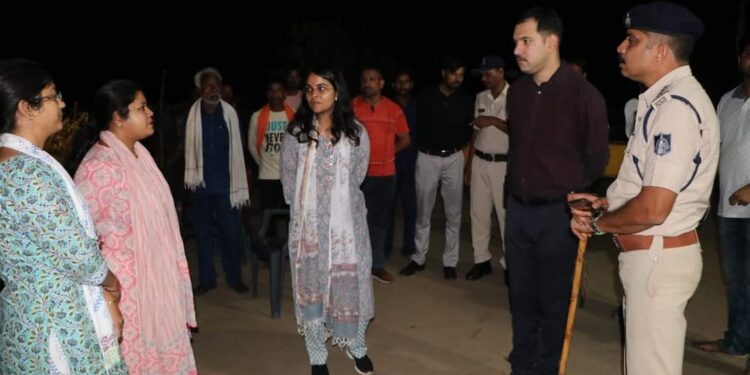 देर रात्रि कलेक्टर सुश्री ऋजु बाफ़ना एवं पुलिस अधीक्षक श्री अमित कुमार ने इंटर डिस्ट्रिक्ट चेक पोस्ट मर्रावन इमलिया रोड,उमरिया चिनकी,मदनपुर रायसेन बॉर्डर का निरीक्षण किया।