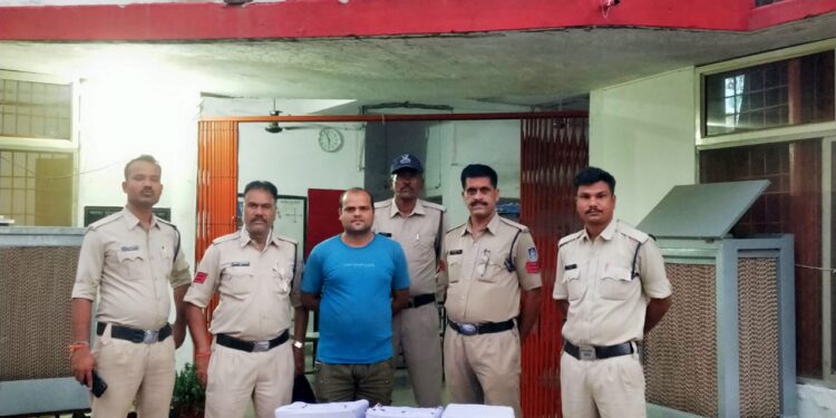 *पुलिस अधीक्षक, अमित कुमार के कुशल नेतृत्व में चलाए जा रहे “आपरेशन प्रहार” के तहत अवैध शराब के कारोबारियों के विरूद्ध बड़ी कार्यवाही।* *थाना मुंगवानी अंतर्गत 200 पाव देशी शराब 100 पाव अंग्रेजी शराब सहित एक मोटरसाईकल जप्त।*