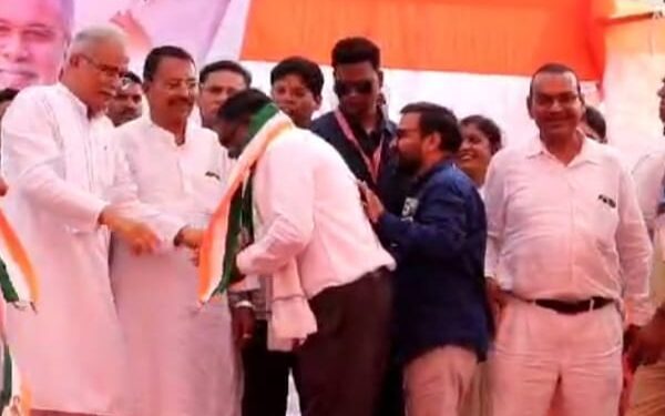 *मुख्यमंत्री की उपस्थिति में विष्णु लोधी ने जोगी कांग्रेस के कार्यकर्ताओं को कराया कांग्रेस प्रवेश।*