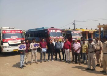 वाहन चालक, स्टॉफ व यात्रियों को मतदान के लिए किया प्रेरित