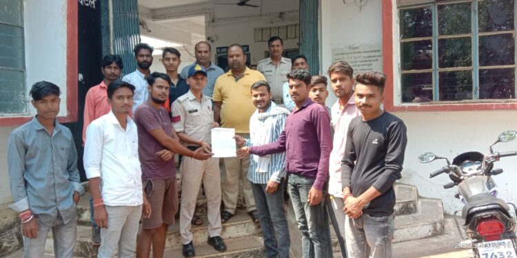 *नवरात्री पर्व में मंदिर एवं दुर्गा पंडालों के आस-पास मांस मदिरा / शराब की दुकानें बंद कराने को लेकर बजरंग दल ने पुलिस को दिया ज्ञापन*