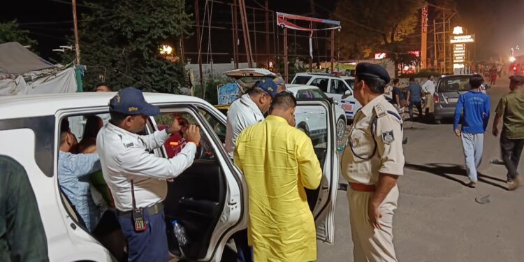 नर्मदापुरम पुलिस सड़क पर, वाहनों पर पैनी नज़र