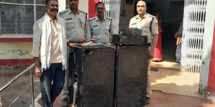 स्लीमनाबाद डी जे साउड किये जप्त  बिना अनुमति के डी जे साउड बजाने वाले के विरूद्ध की गयी कार्यवाही