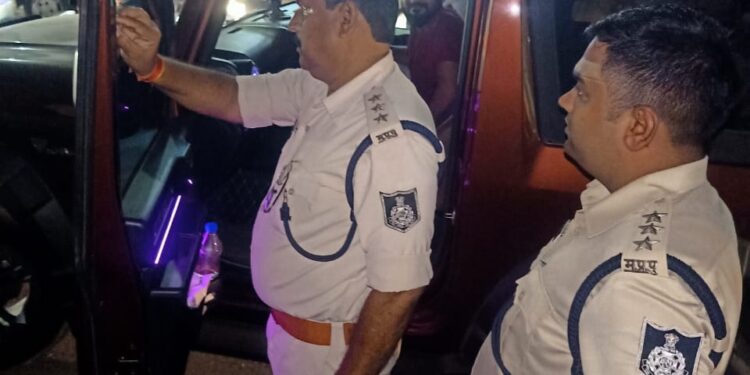 हूटर और ब्लैक फ़िल्म वालों के लिये पुलिस ने निगाहें की तिरछी….